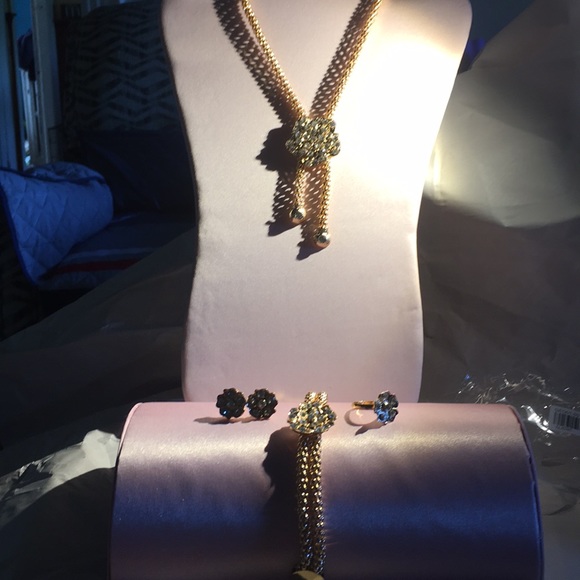 Gold set of jewelry ( Two sets selling separately) - Picture 2 of 3